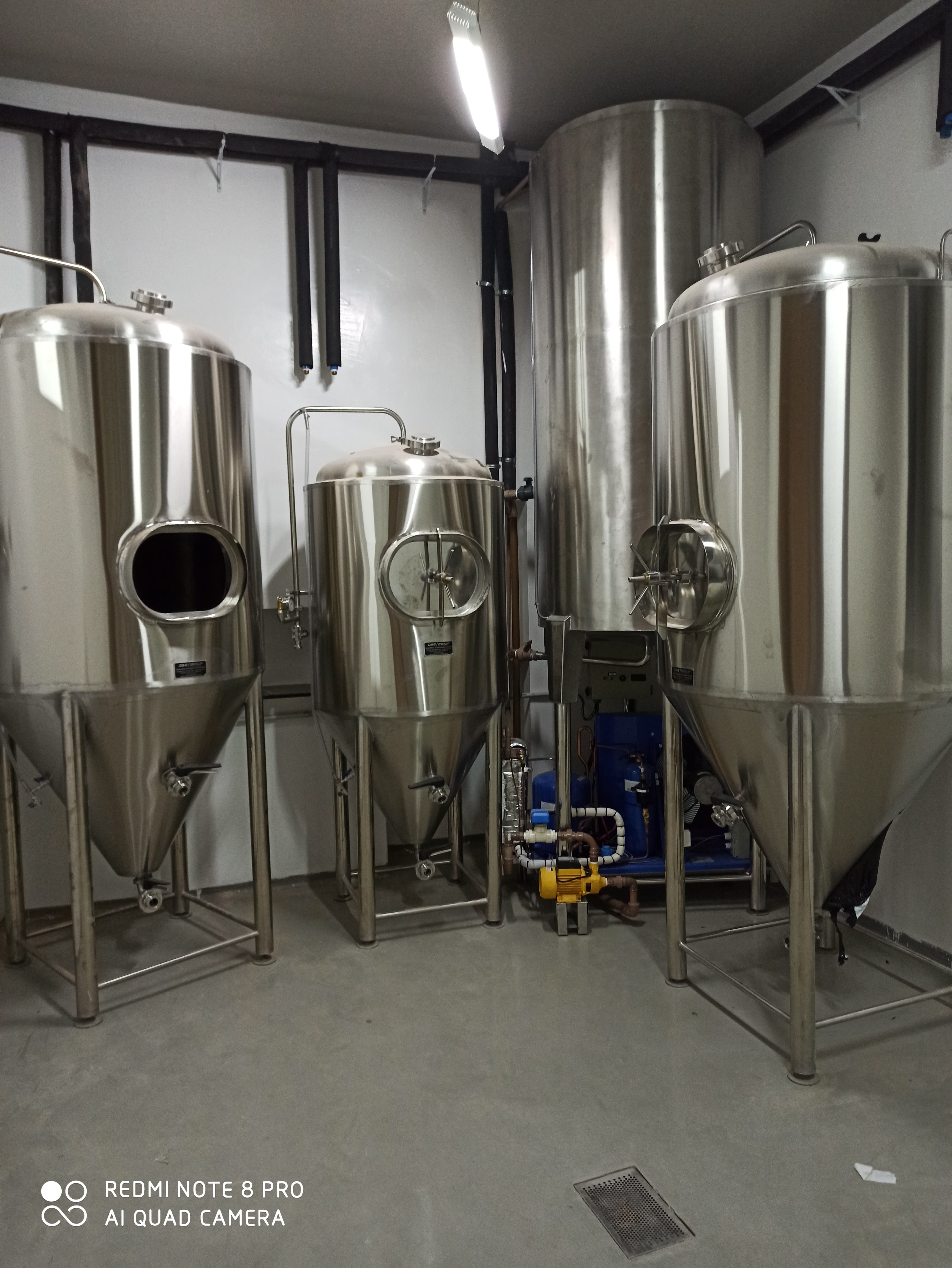 Sala de produção com tanques de fermentação em aço inox