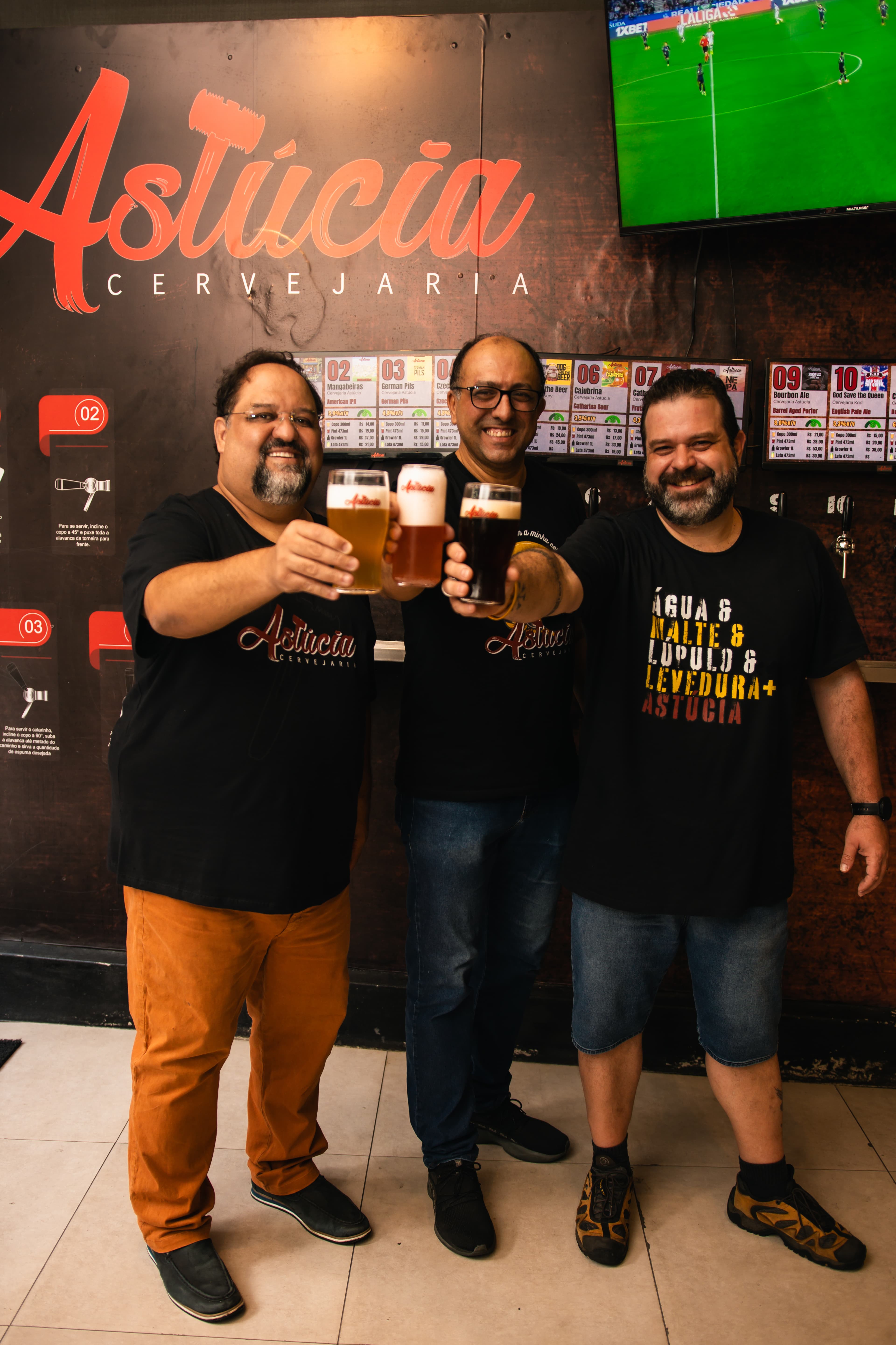Equipe da Cervejaria Astúcia brindando no taproom