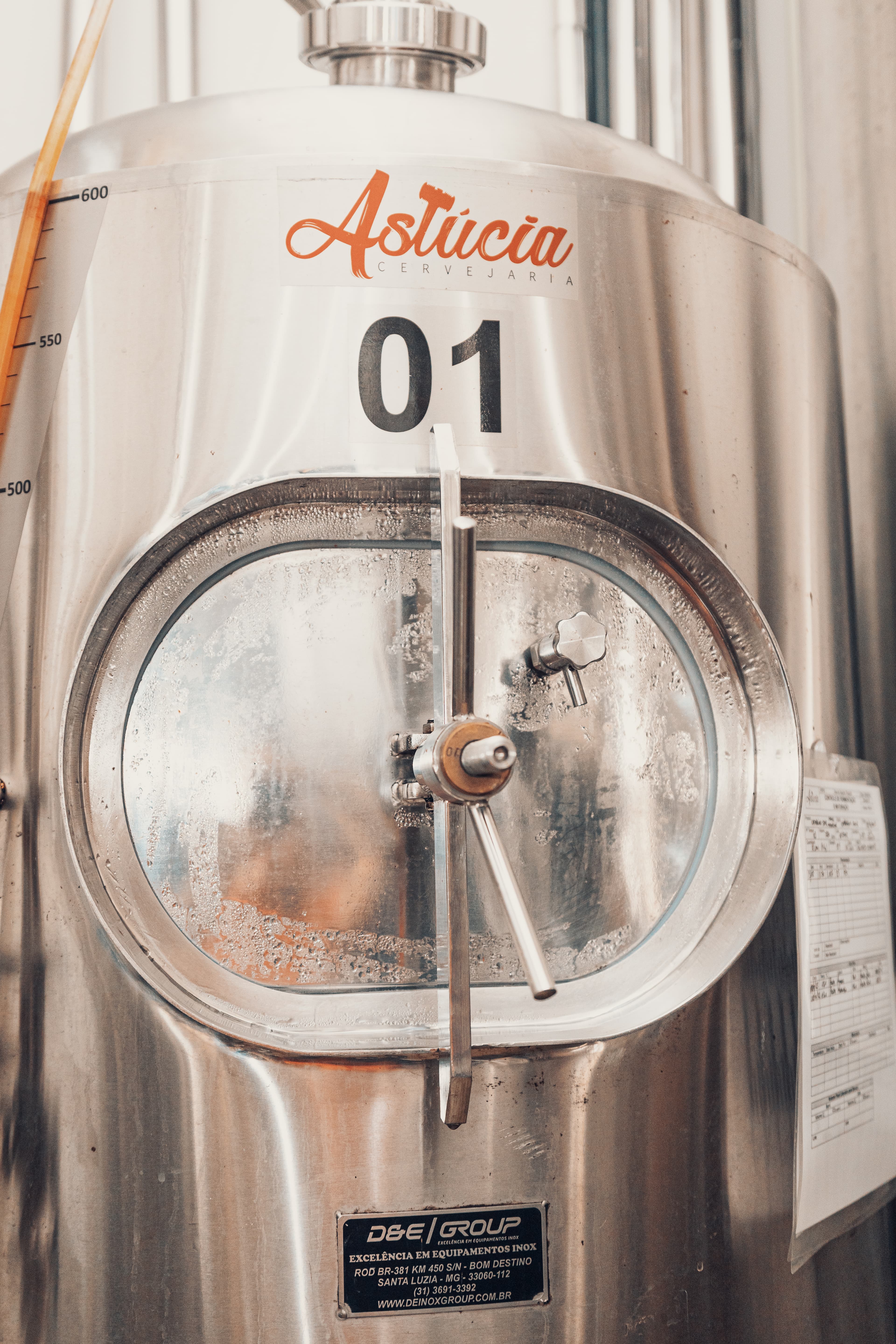 Tanque de fermentação número 01 com logo da Cervejaria Astúcia