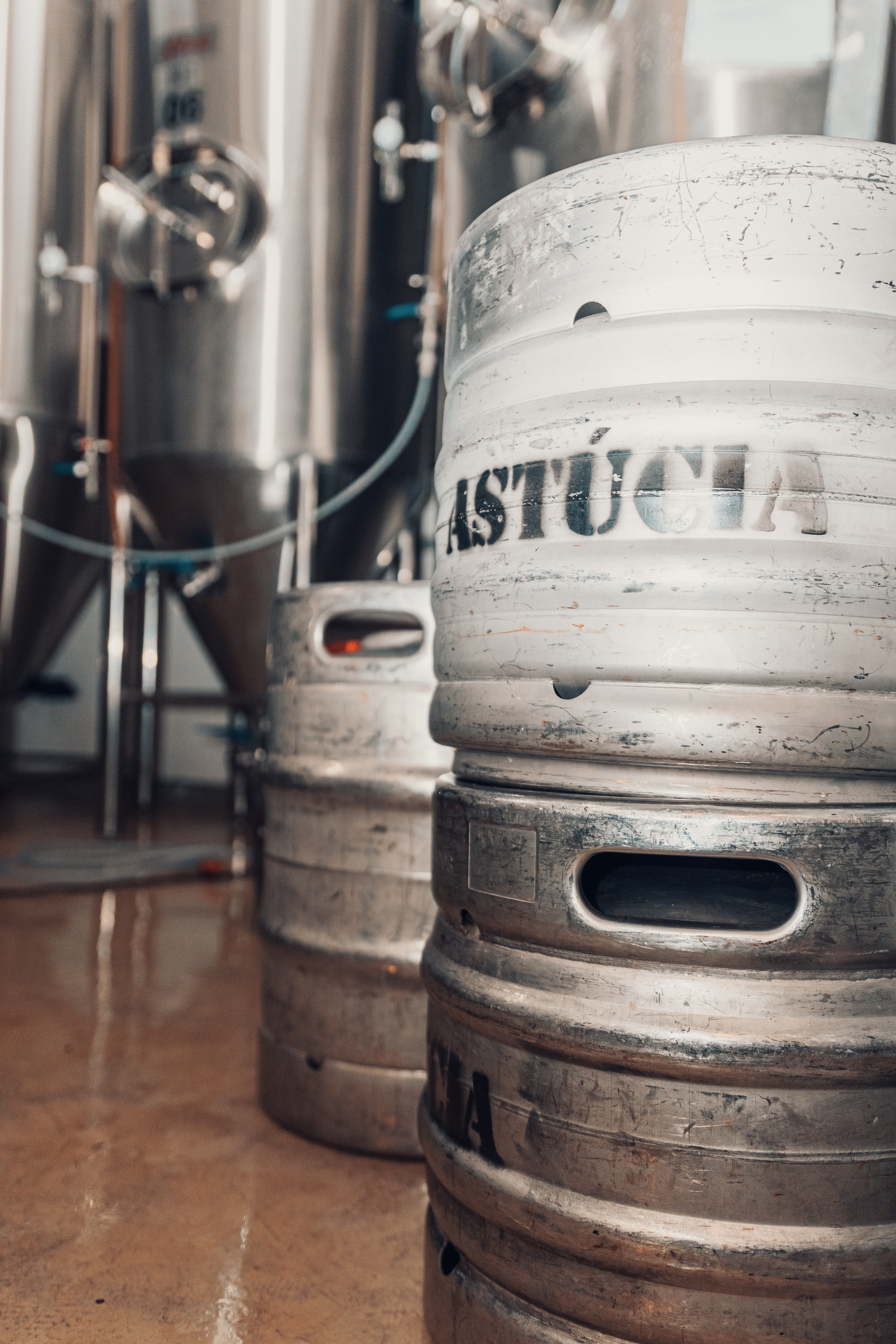 Barris e tanques de produção da Cervejaria Astúcia